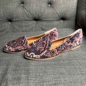 NWOT Lucky Brand Velvet Flats - Black and Red. Design.  Women’s 6